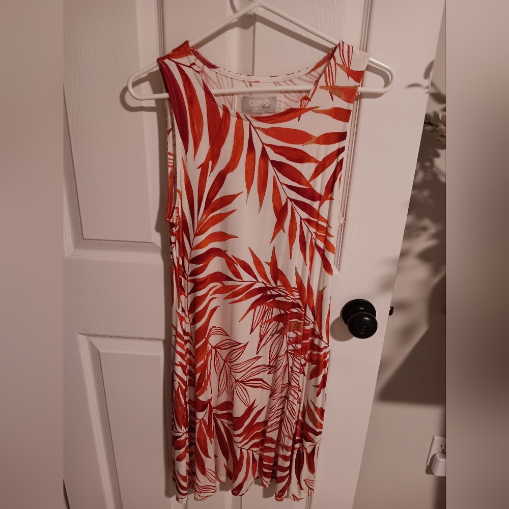 Cupio Blush White Sleeveless Dress with Bold Orange/Red Leaf Print. Medium